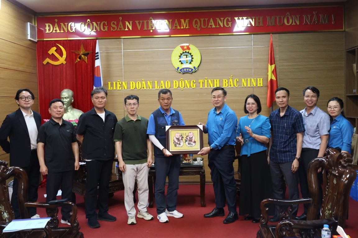 Leaders of the Bac Ninh Provincial Labor Federation present souvenirs to the working delegation of the Bucheon Trade Union Federation. Photo: Quyet Chien