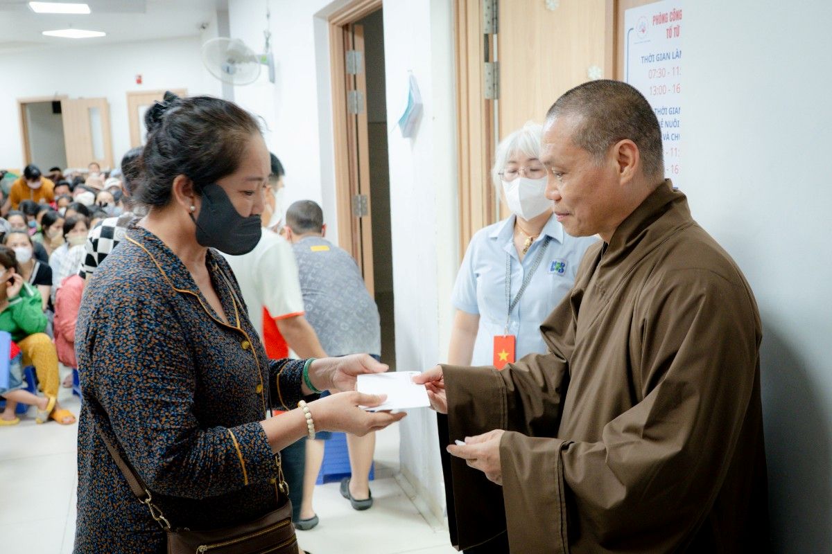 Khanh An Monastery presents 500 gifts to patients in Ho Chi Minh City. Photo: Tue Tam