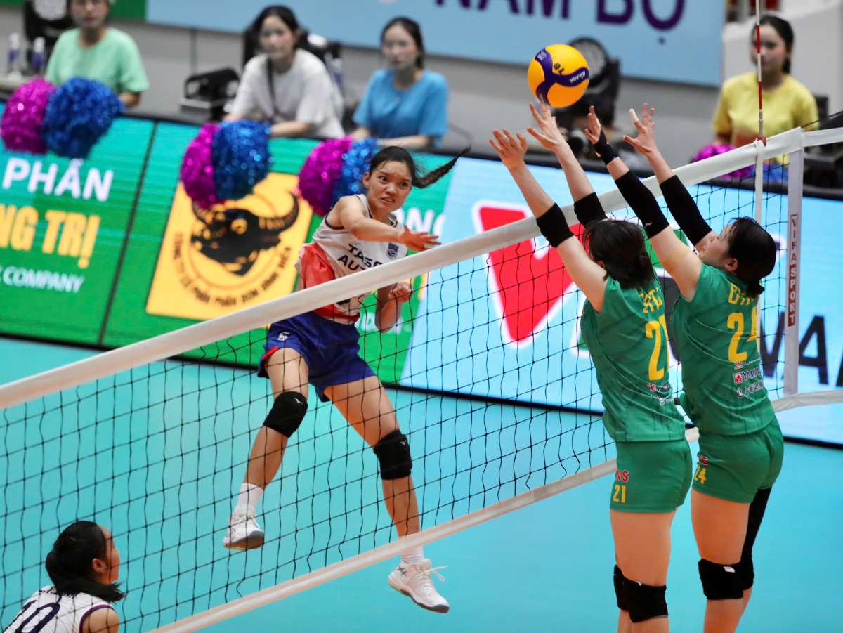 Hanoi Tasco Auto (white shirt) has an important victory over Gunma Green Wings. Photo: Duy Nam