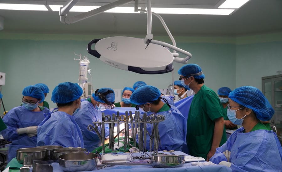 Performing kidney extraction and transplantation techniques at Can Tho Central General Hospital. Photo: Hospital provided