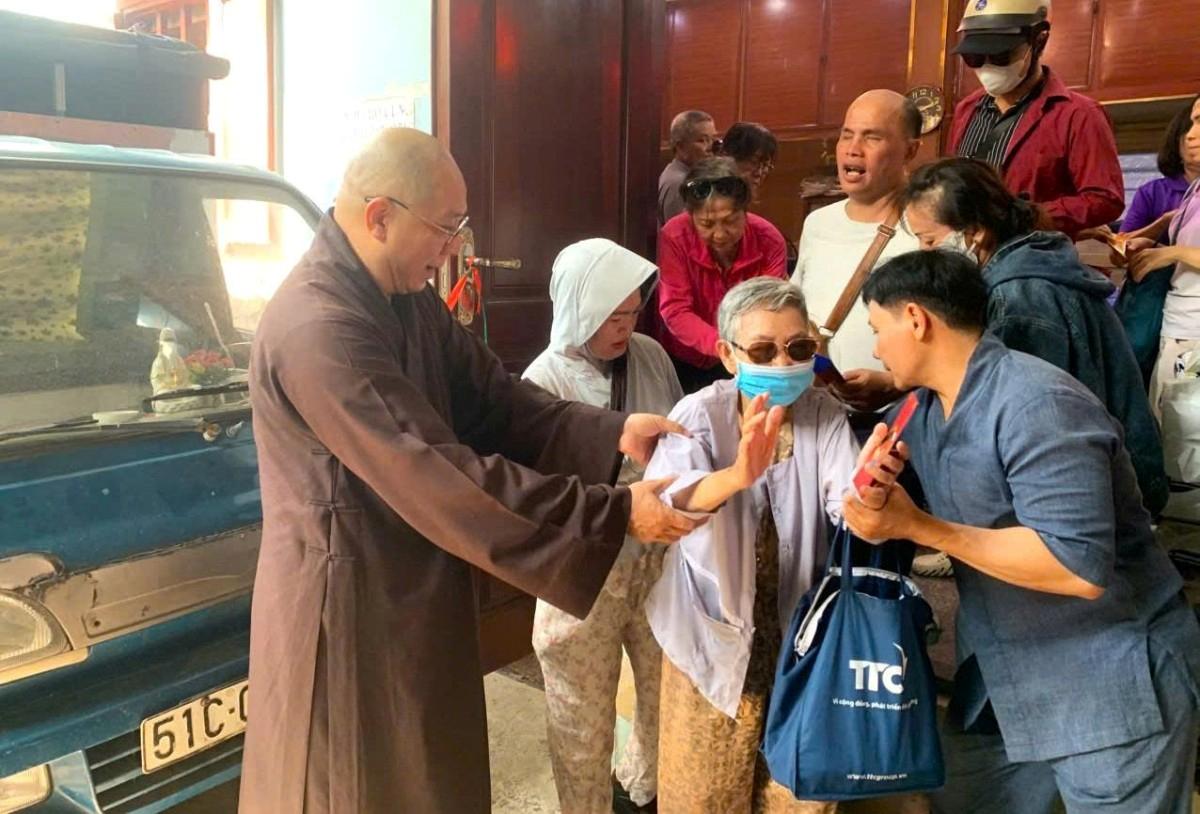 Loc Da Pagoda (HCMC) has presented 100 gifts to visually impaired people and households in difficult circumstances. Photo: Hoang Phuong