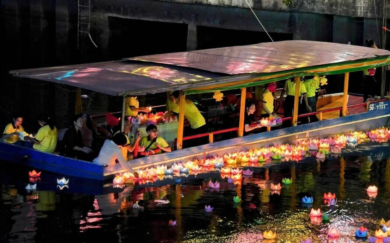 Lighting up 7 pink lotus flowers on Nhieu Loc canal to celebrate Vesak. Photo: Anh Tu