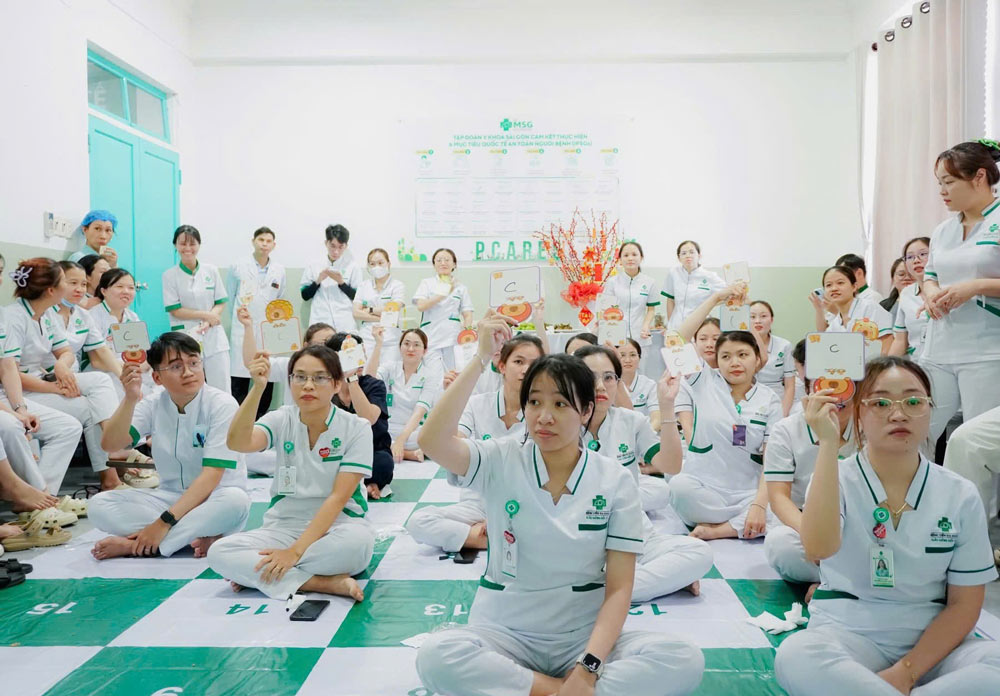 The grassroots trade union of Saigon Hoi An General Hospital organizes the "Golden Bell Ringing" contest. Photo: Hoi An Tay Trade Union
