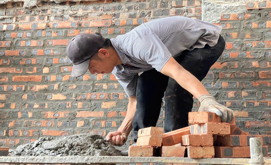The construction work is hard, so Mr. Truong Van Nui often has to pay attention to health protection measures, especially when the weather is hot. Photo: Ta Mai