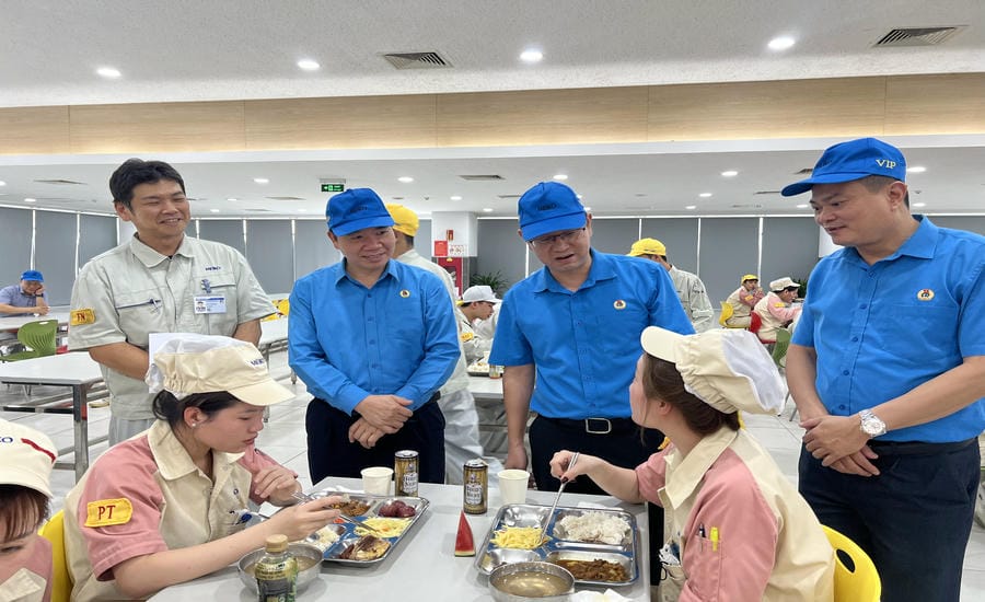 Leaders of Meiko Vietnam Electronics Co., Ltd. and leaders of the Hanoi Labor Federation visit workers at the 2026 Trade Union Meal. Photo: Kieu Vu