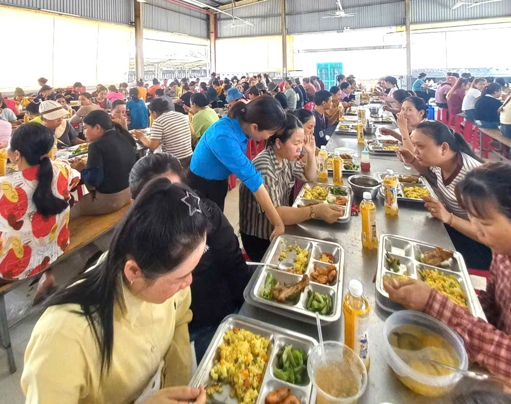 The grassroots union of Woochang Vietnam Co., Ltd. has coordinated with the Company's Board of Directors to organize the meaningful "Trade Union Meal" program for all union members and workers. Photo: Dien Ban Trade Union