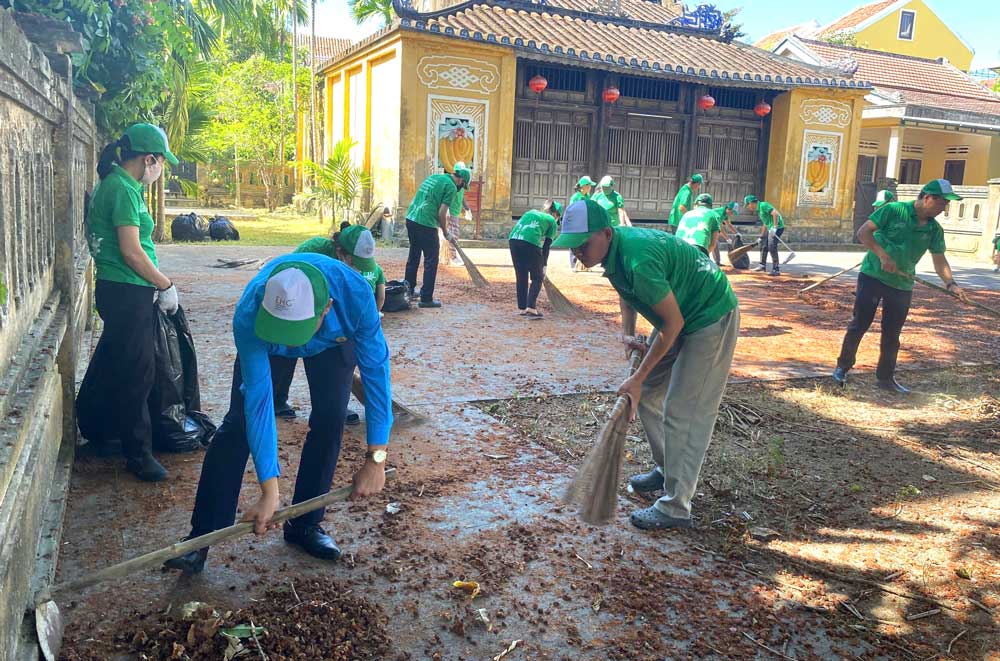 Los miembros del Sindicato de la Compañía Anónima de Turismo y Hotel Thanh Lich (perteneciente al Sindicato del barrio de Hoi An Tay) participan activamente en el programa "Go Green Friday" implementado semanalmente por La Siesta Hoi An Resort & Spa. Foto: Sindicato de Hoi An Tay
