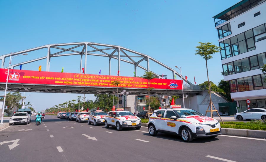 Many businesses determine that switching to green vehicles is not only a long-term business strategy but also a responsibility to the community and society. Photo: Lan Nguyen