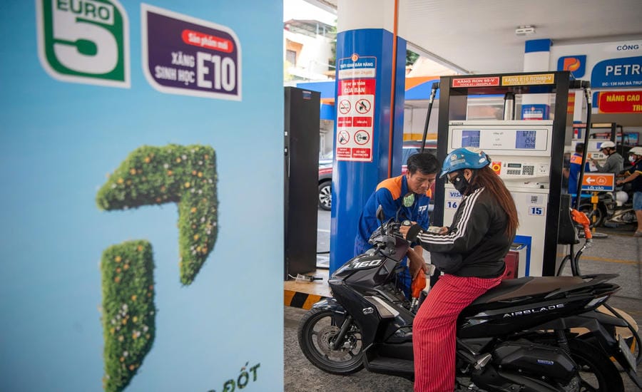 Many gas stations in Ho Chi Minh City are completing the conversion from mineral gasoline to trading 100% E10 gasoline. Photo: Ngoc Le