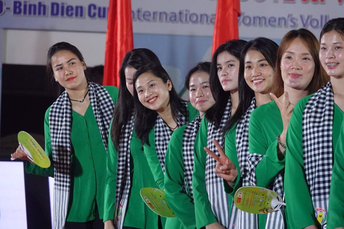 Các đội bóng chuyền nữ tham dự lễ khai mạc diện áo bà ba truyền thống của Nam bộ. Đây là nét đặc trưng của giải trong suốt 14 lần giải tổ chức trước đó. Ảnh: Nguyễn Đăng