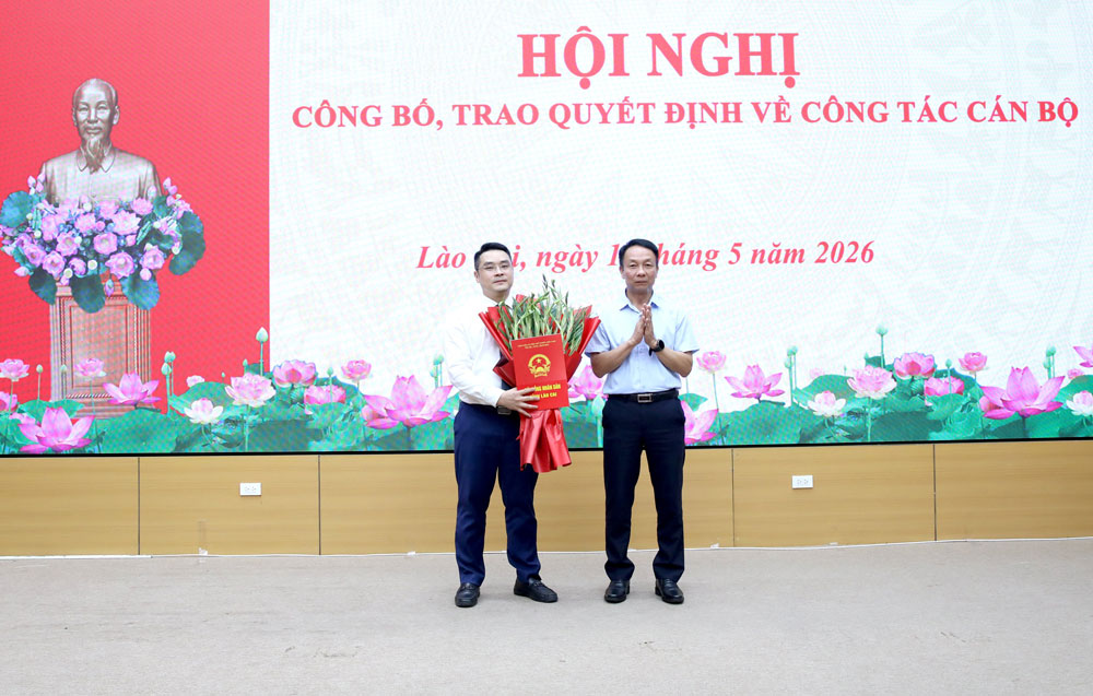 Phó Chủ tịch Thường trực HĐND tỉnh Vũ Quỳnh Khánh trao quyết định và tặng hoa chúc mừng ông Cao Ngọc Minh. Ảnh: Tiến Lập
