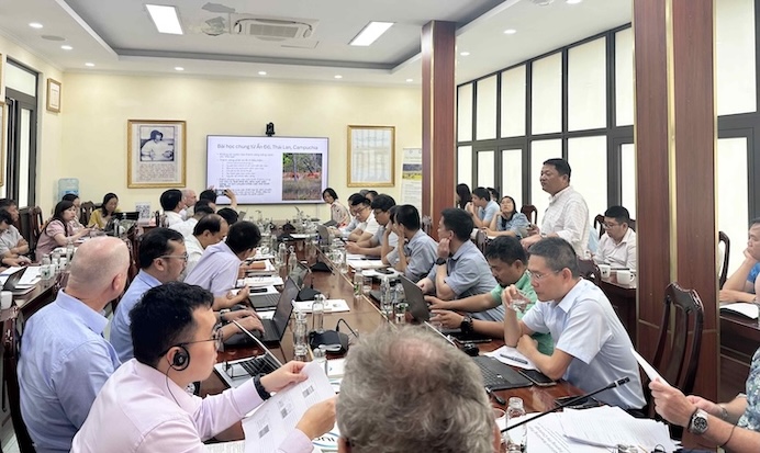 Các chuyên gia thảo luận tại cuộc họp. Ảnh: Thùy Anh