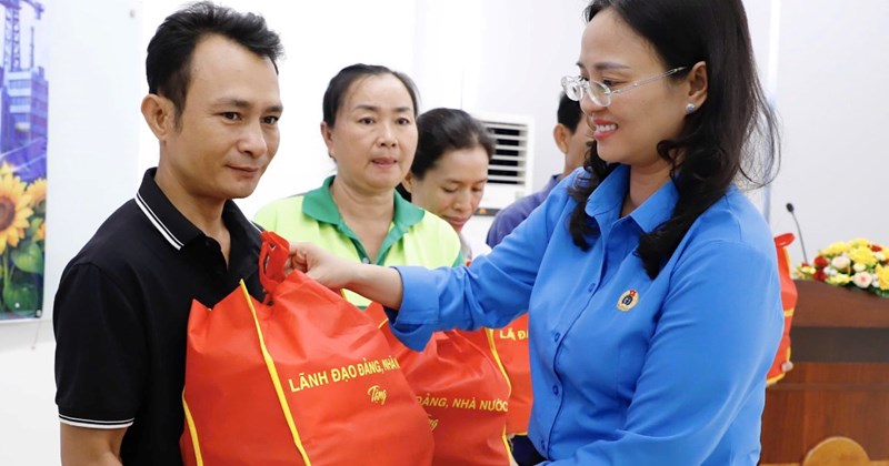 Cần Thơ: Liên đoàn Lao động thăm hỏi, tặng quà công nhân trong Tháng Công nhân