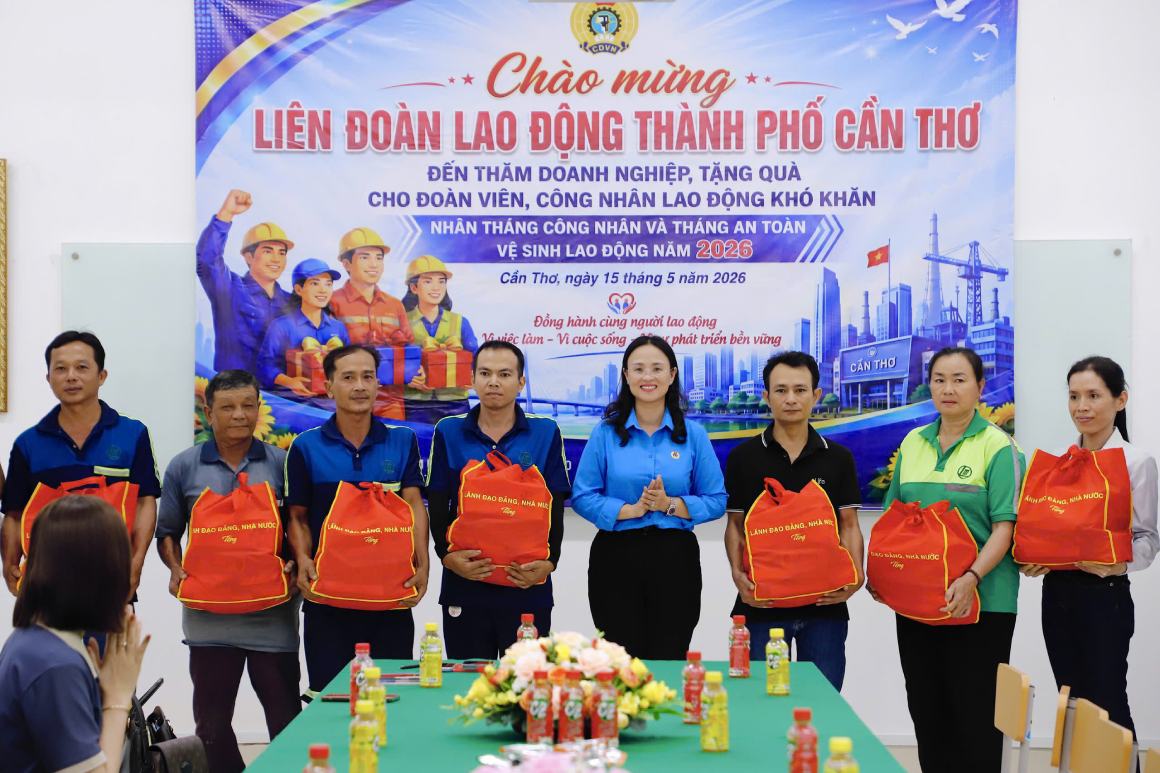 Liên đoàn Lao động TP thăm, tặng quà đoàn viên khó khăn tại Công ty TNHH Giấy Lee & Man Việt Nam nhân Tháng Công nhân 2026. Ảnh: Vân Hồng
