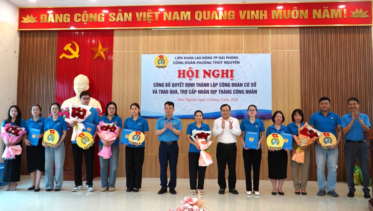 Hai Phong City Labor Federation awarded decisions to establish 5 grassroots trade unions. Photo: Mai Dung