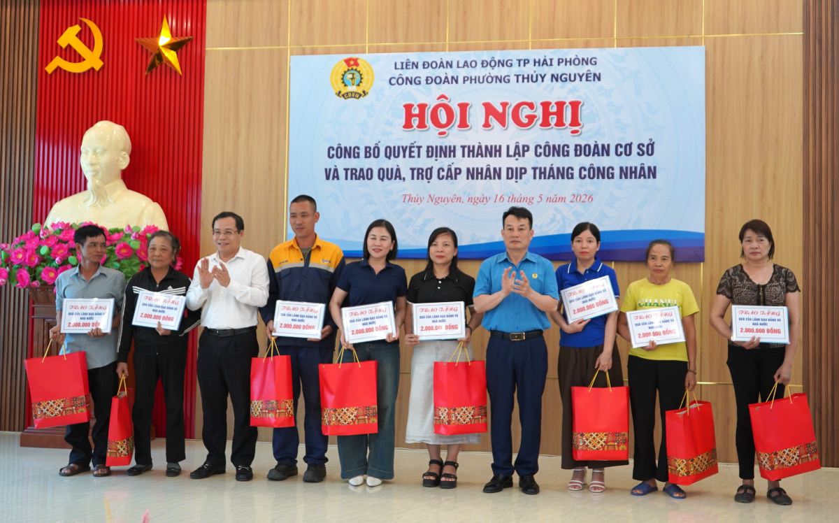 LĐLĐ TP Hải Phòng trao quà, trợ cấp Tháng Công nhân cho đoàn viên, NLĐ. Ảnh: Mai Dung
