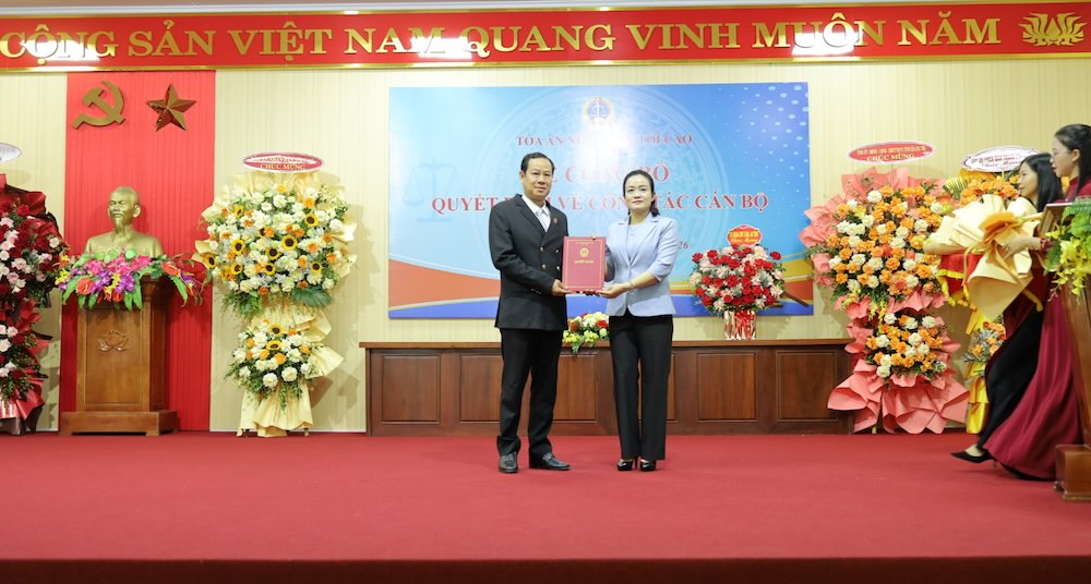 Deputy Chief Justice of the Supreme People's Court Nguyen Hai Tram presents the decision to appoint Mr. Vu Van Minh to hold the position of Chief Justice of the People's Court of Quang Tri province. Photo: Hai Minh