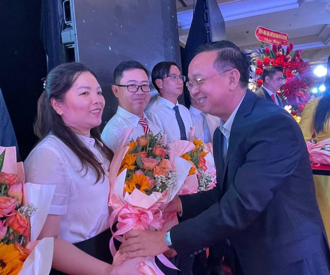 Mr. Bui Minh Thanh - Vice Chairman of Ho Chi Minh City People's Committee - presents flowers to congratulate new companies launched from the merger of 8 water supply branches. Photo: Duong Binh