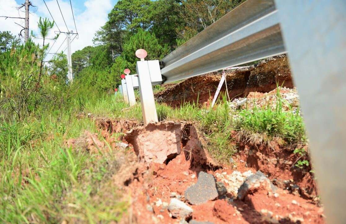 Sạt lở, sụt lún khiến rào chắn bảo vệ hành lang an toàn trên tuyến đường bị xô lệch. Ảnh: Phúc Khánh 