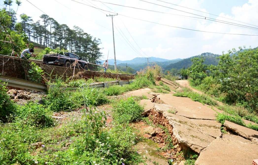 Bờ taluy âm trên tuyến đường bị đứt gãy nghiêm trọng do sạt lở, sụt lún. Ảnh: Phúc Khánh 