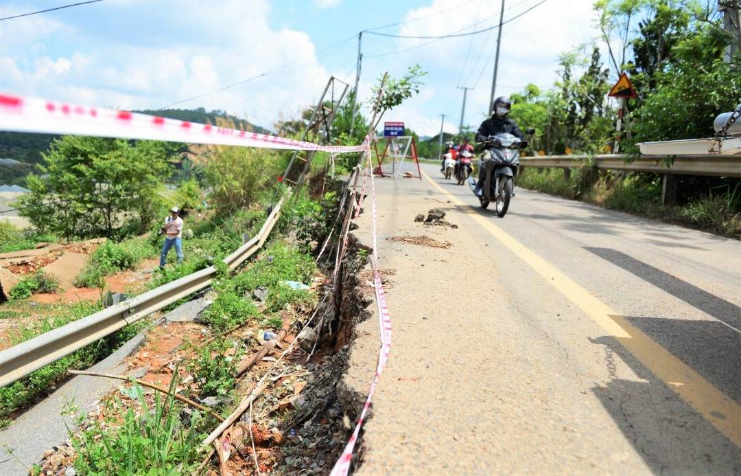 Sạt lở, sụt lún xuất hiện sau các đợt mưa lớn cuối năm 2025 và ngày càng ăn sâu vào mặt đường. Ảnh: Phúc Khánh 