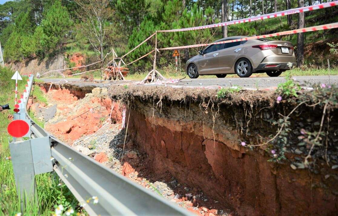 Sụt lún khiến dãy hộ lan bảo vệ đường dài hơn 20m bị xô đổ. Ảnh: Phúc Khánh 