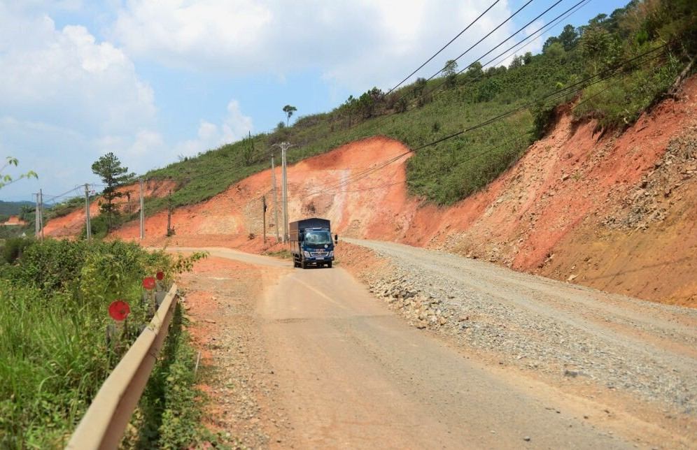 Một điểm sạt lở taluy dương đã được khắc phục tạm thời, bảo đảm an toàn cho phương tiện lưu thông qua lại. Ảnh: Phúc Khánh 