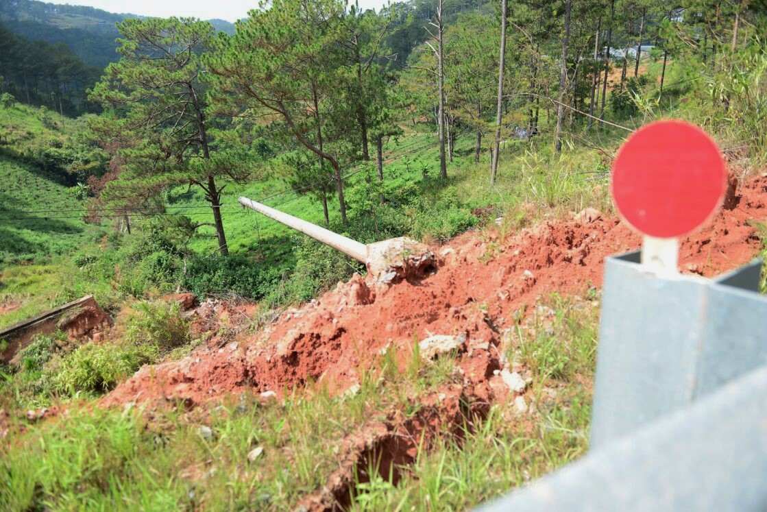 ạt lở khiến nhiều trụ điện gãy đổ, nằm chỏng chơ bên tuyến đường. Ảnh: Phúc Khánh 