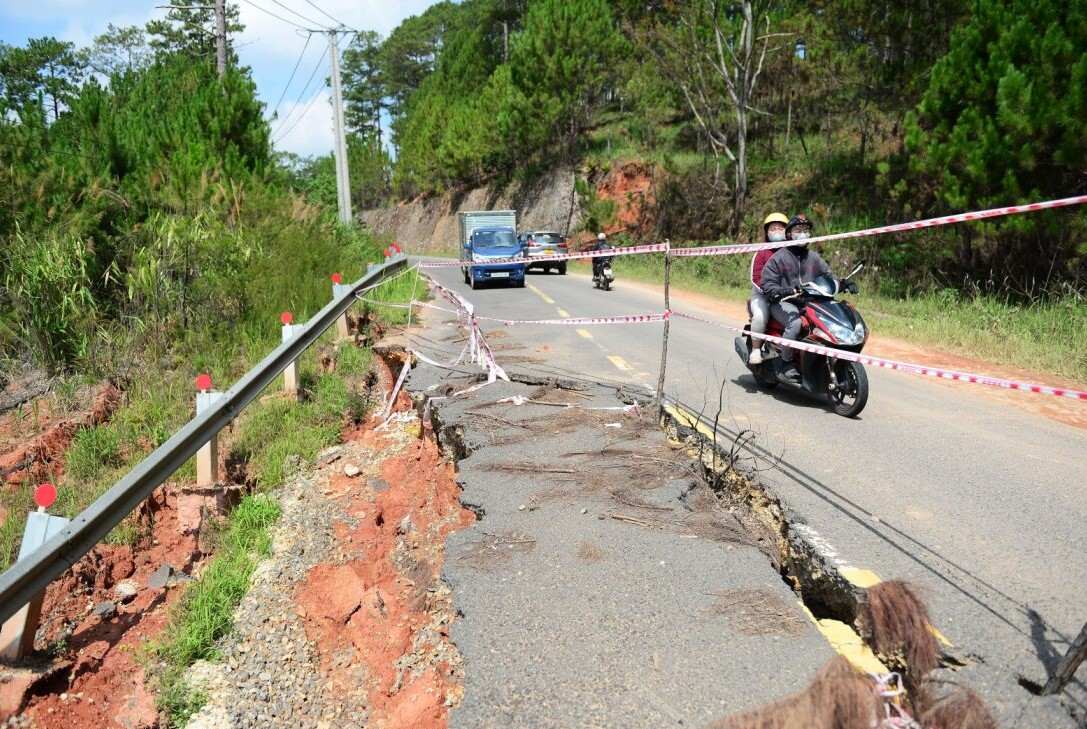 Functional agencies stretch warning ropes at landslide and subsidence points. Photo: Phuc Khanh