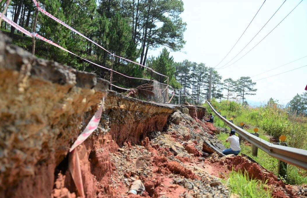 Sạt lở khoét sâu vào taluy âm tạo thành hàm ếch nguy hiểm. Ảnh: Phúc Khánh 