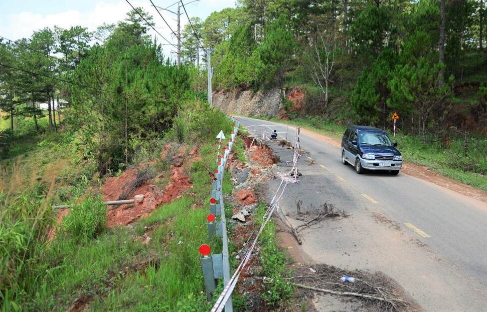 Điểm sạt lở nguy hiểm trên đường Biduop cần được sửa chữa, khắc phục. Ảnh: Phúc Khánh 