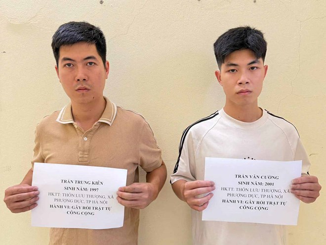 2 anh em hành hung chủ tiệm tóc vì nghi có quan hệ bất minh với bố mình