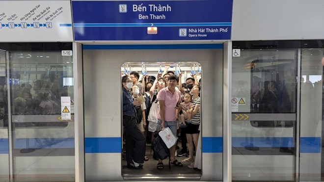 Passengers traveling on Metro Line 1 HCMC from Ben Thanh station. Photo: Anh Tu