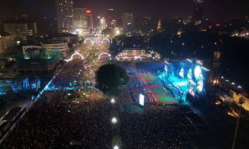 A sea of ​​people flocked to Vo Nguyen Giap Square. Photo: Thai Nguyen GOP