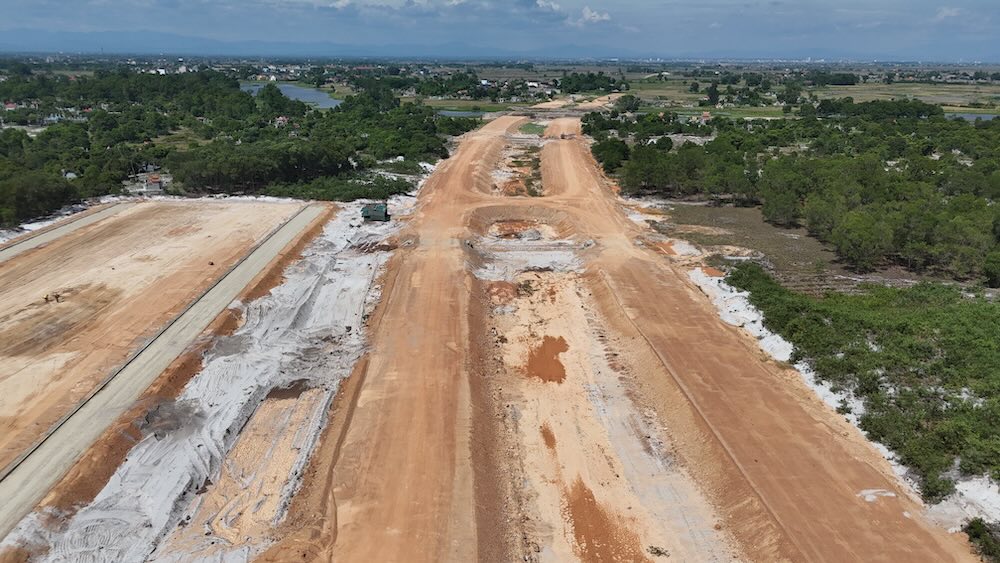 No workers at the coastal road construction site worth more than 2,700 billion VND. Photo: Nguyen Luan