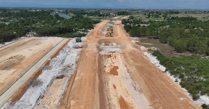 Đường ven biển 2.700 tỷ đồng "vắng bóng" công nhân