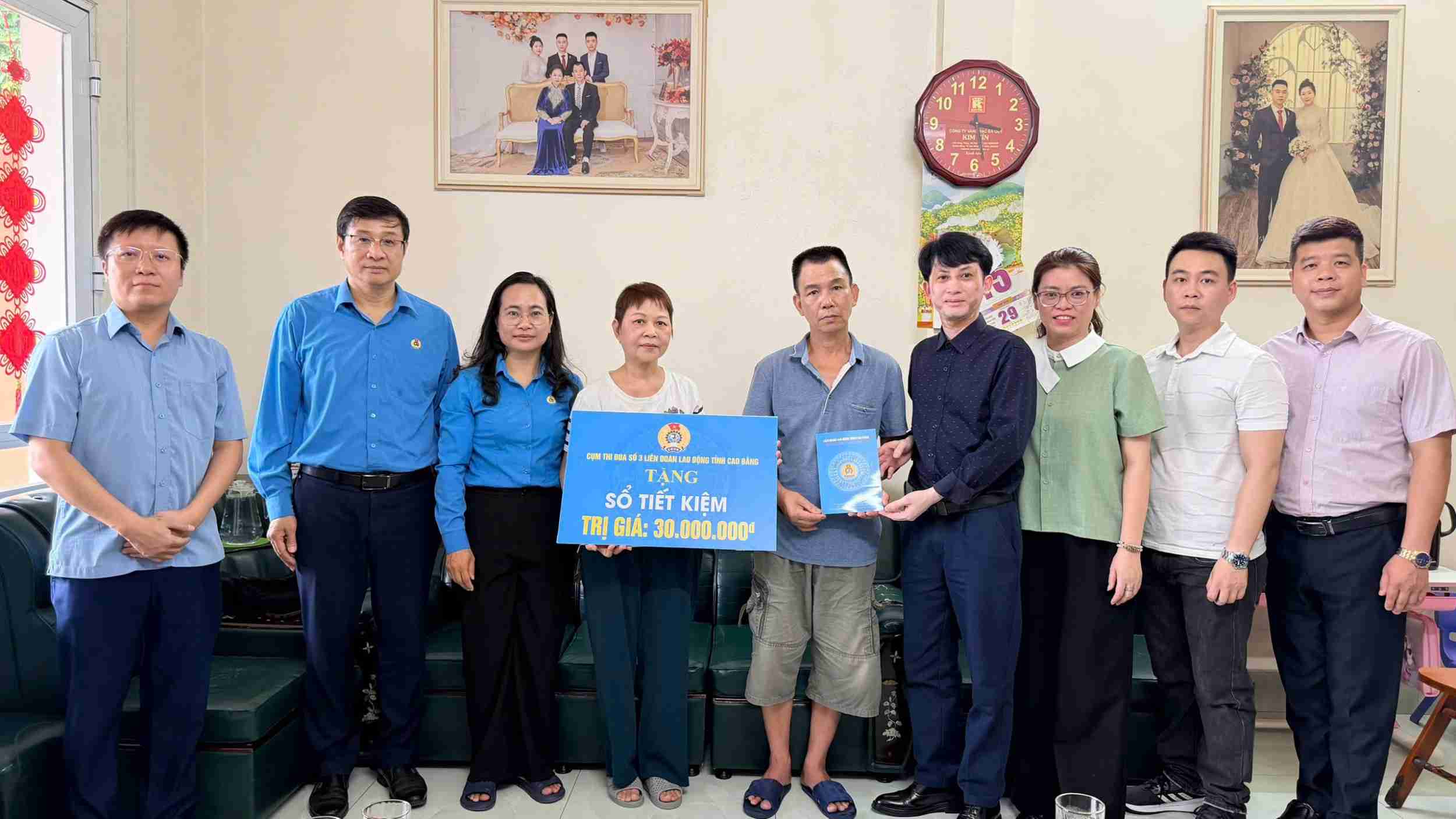 Emulation Cluster No. 3 - Cao Bang Provincial Labor Federation awarded support to comrade Ngo Viet Tien. Photo: Van Nghiem