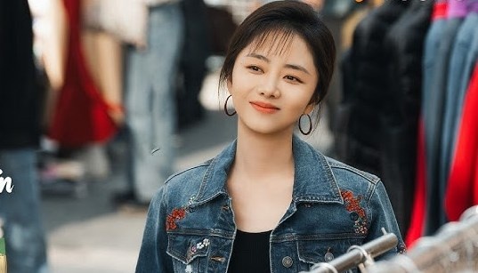 Tạo hình của Đàm Tùng Vận trong Núi và biển của tôi. Ảnh cắt từ phim