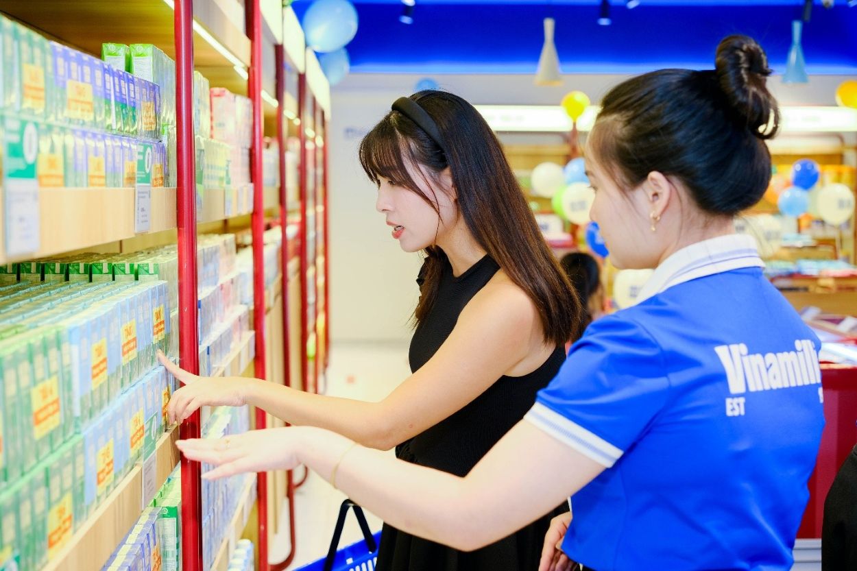 Consumers are careful in choosing milk for their families. Photo: Vi Nam