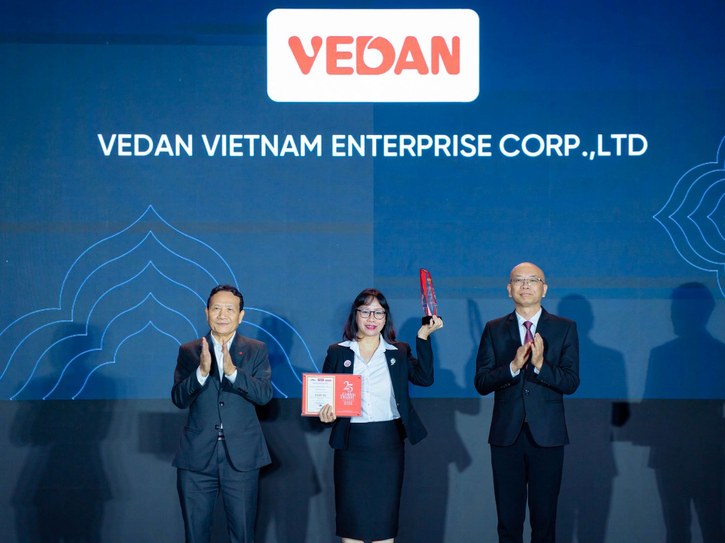 Bà Hà Thị Hòa Bình, Phó giám đốc Vedan Việt Nam, đại diện doanh nghiệp nhận giải thưởng Rồng Vàng. Ảnh: Vedan