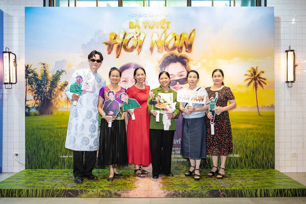 Audiences check-in at the MV launch of Ms. Tuyet Diamond and Tuan Cry. Photo: Character provided