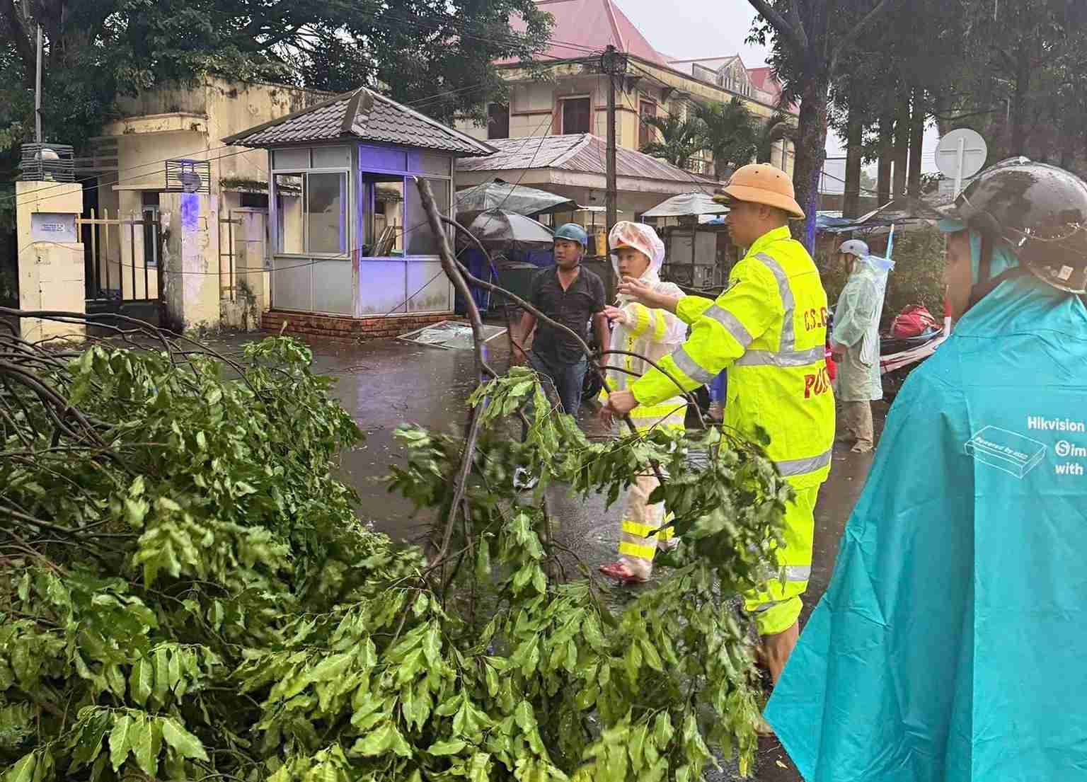 Functional forces of Dak Lak province overcome damage caused by storms in Ea Kar commune. Photo: Police provided