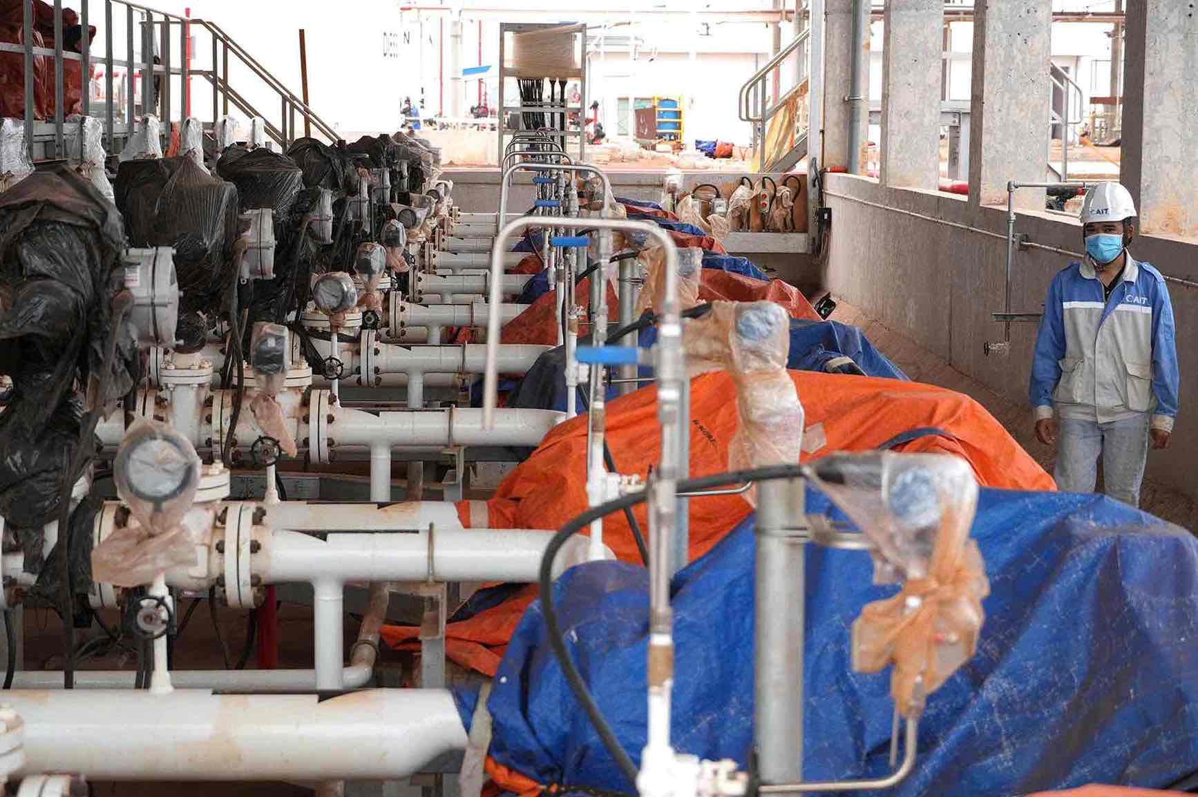 Các thiết bị phục vụ việc bơm, vận chuyển nhiên liệu đến tàu bay hiện cũng đã được thi công lắp đặt hoàn thiện. Ảnh: HAC