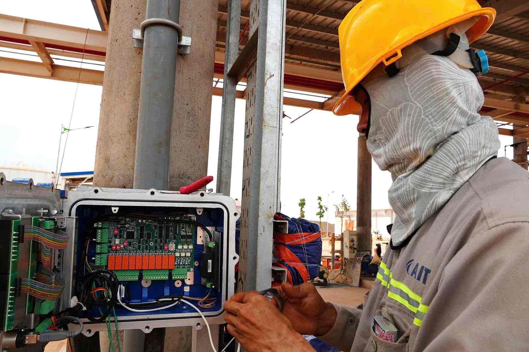 Người lao động được bảo hộ kỹ càng khi thi công trong thời tiết nắng nóng ở miền Nam. Ảnh: HAC