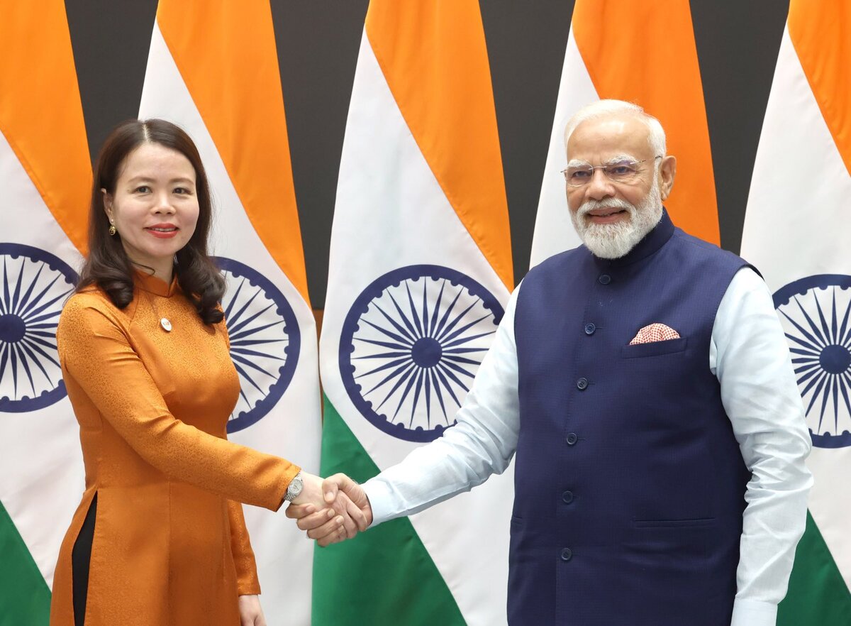 En el marco de la Cumbre BRICS ampliada, el Viceministro de Relaciones Exteriores Nguyen Minh Hang, jefe de la delegación vietnamita, junto con los jefes de delegación de los países, saludaron cortésmente al Primer Ministro indio Narendra Modi. Foto: Ministerio de Relaciones Exteriores