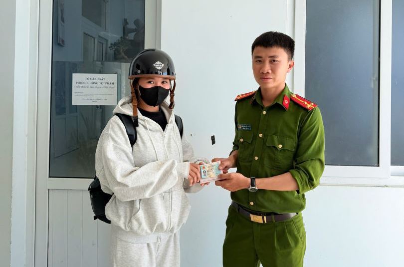 Two 9th grade students picked up wallets and proactively brought them to the police to return to the person who dropped them. Photo: Police provided