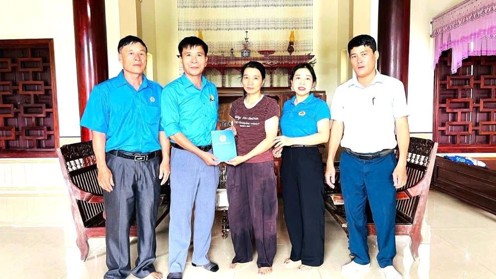 Quynh Luu Commune Trade Union visits, provides support and encourages families of union members whose fishing boats sank while fishing. Photo: Nghe An Trade Union