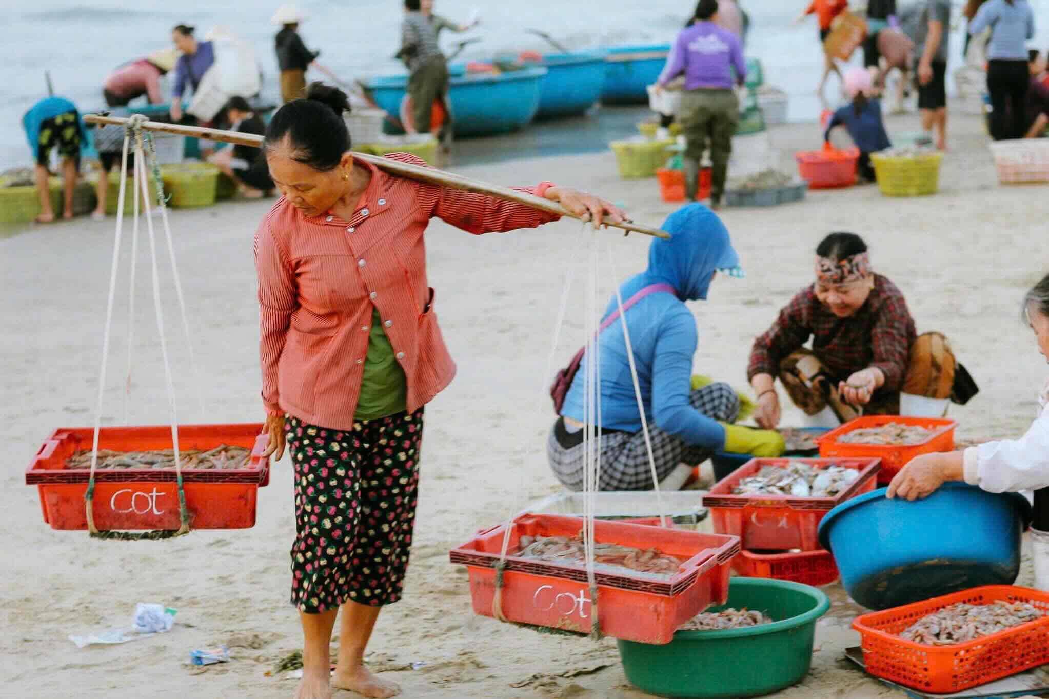 In the morning, the early morning market on Canh Duong beach is a beautiful feature in the coastal area. Photo: Thu Hoai