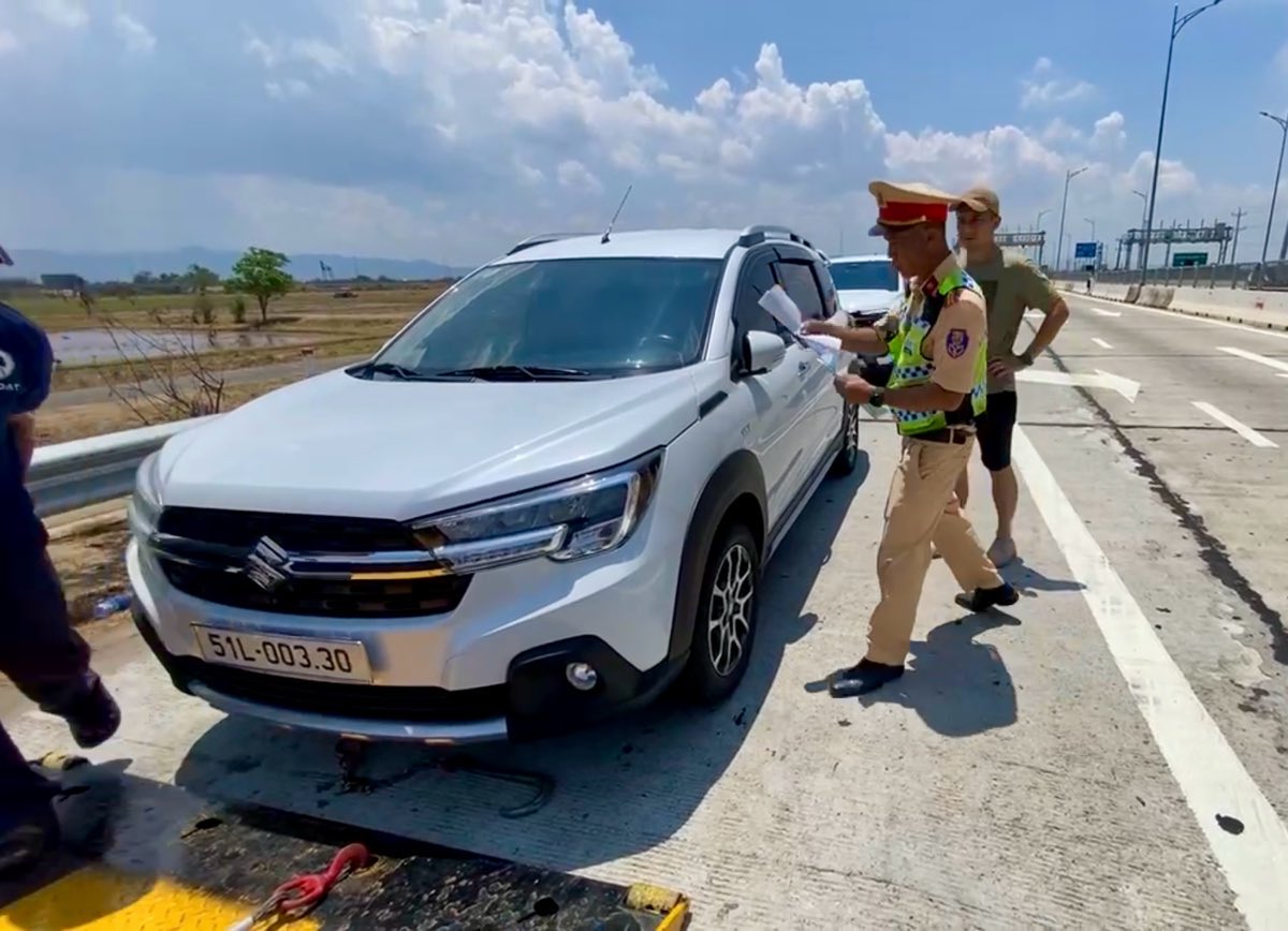 Cảnh sát Giao thông niêm phong phương tiện để tạm giữ sau khi lập biên bản tài xế và chủ xe. Ảnh: Phạm Duy 