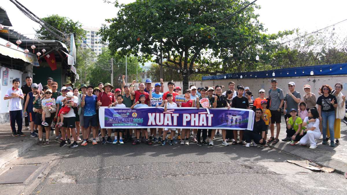 Collective union members, workers and their families gather to participate in the race. Photo: Thanh An